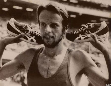 lasse virens wins the 10,000 meters in the 1976 montreal olympics in his custom Tiger Runsparks