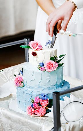 Dusty blue and fuchsia buttercream wedding cake