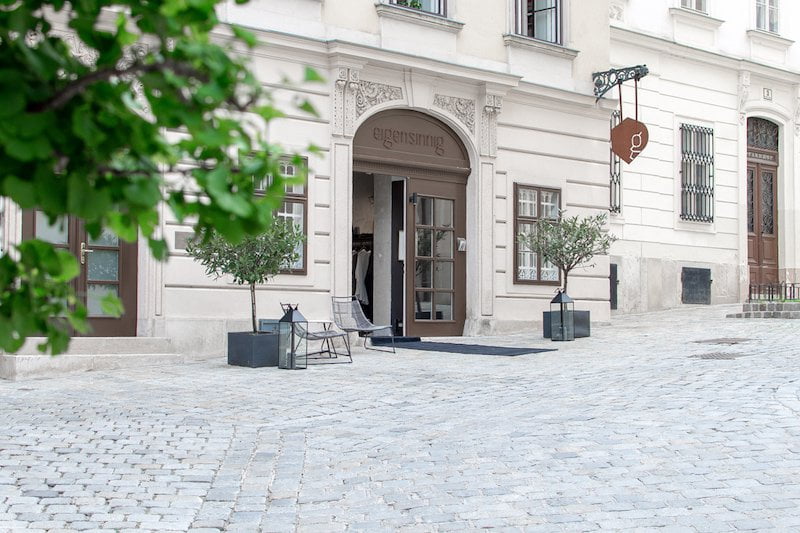 Gelegen am pittoresken Sankt-Ulrichs-Platz mit Kopfsteinpflaster, neben einer großen Kirche, wo die Zeit im Wien des Fin de Siècle zu stehen geblieben schien - eigensinnig wien