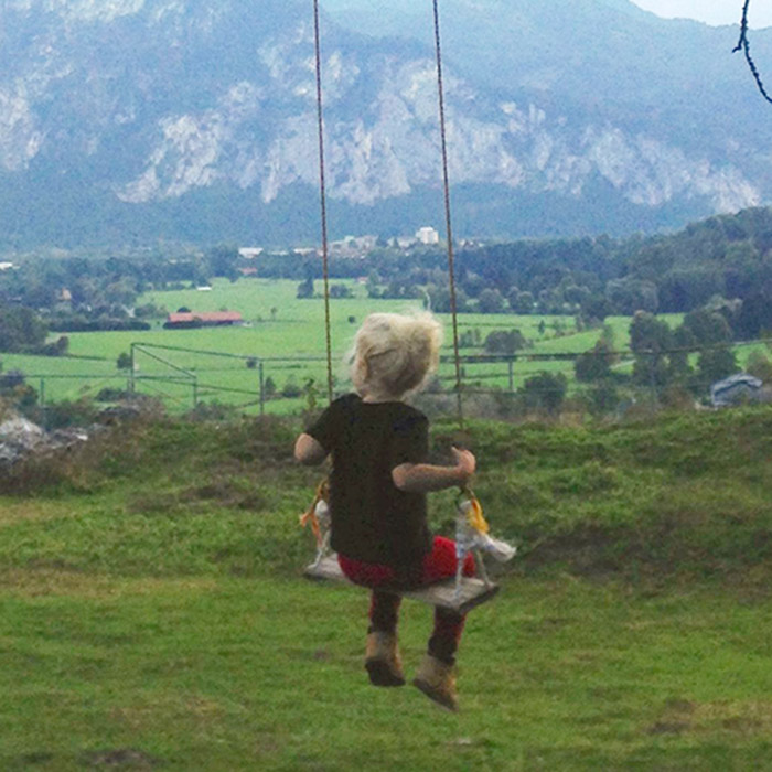 Junge auf Holzschaukel