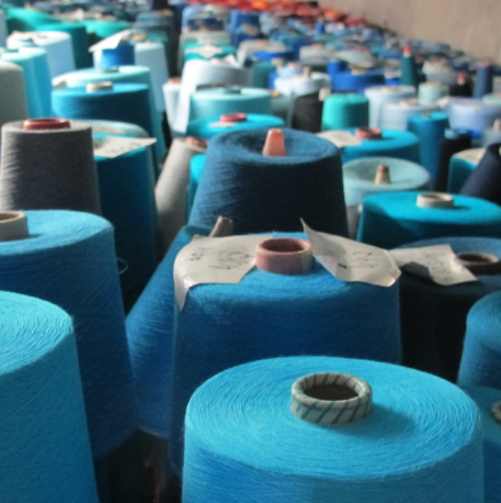 Blaues Garn auf Rolle