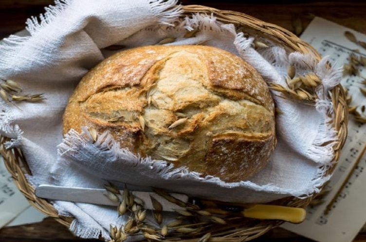 Brot in Korb mit Leinen