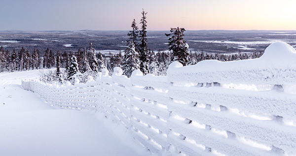 Zaun mit Schnee