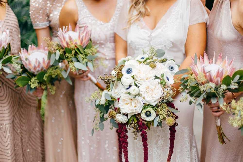 Novia y damas de honor con ramos de flores