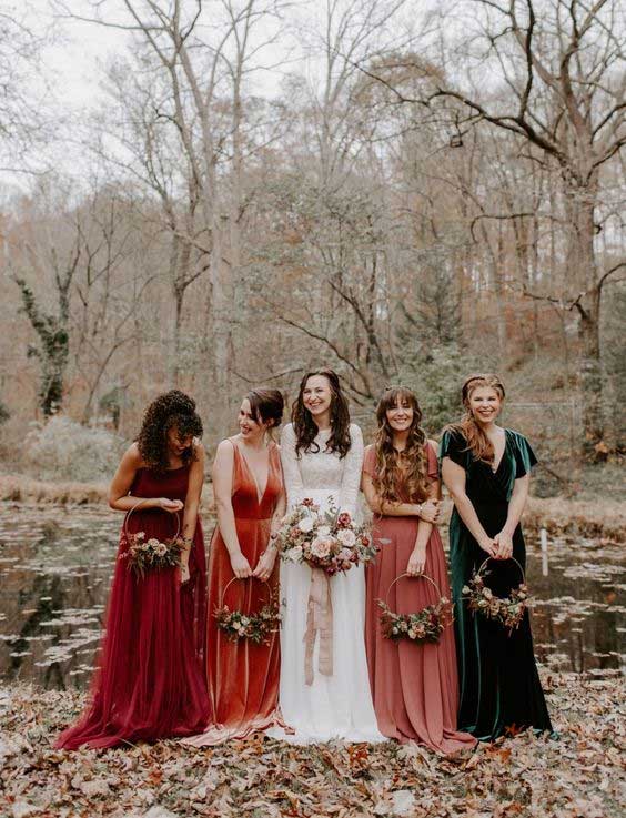 novia y damas de honor en boda de otoño