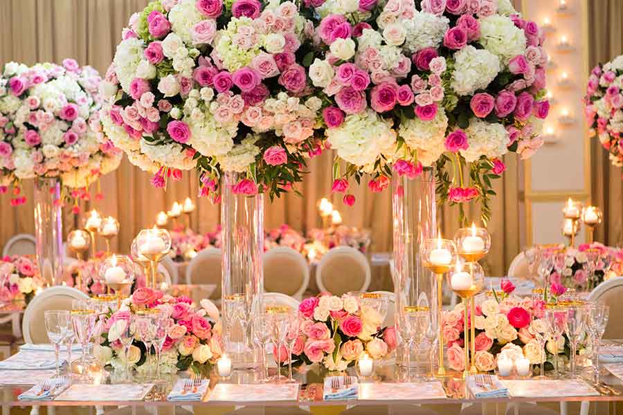 decoración de boda glamorosa con centros de mesa florales