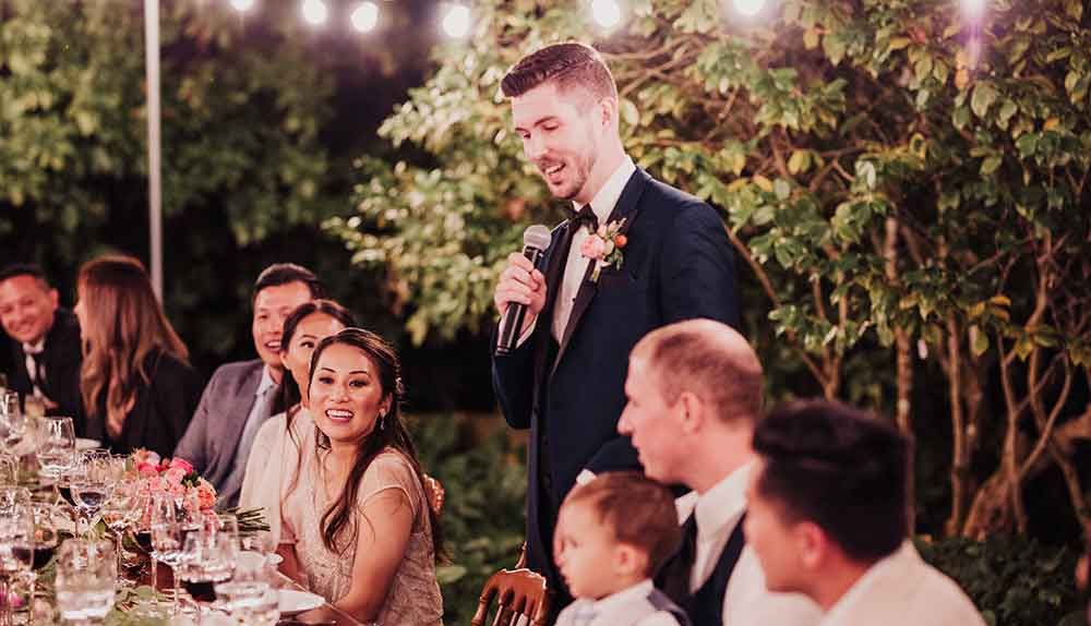 novio dando discurso en la recepción de la boda
