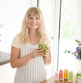  Julia boit un smoothie