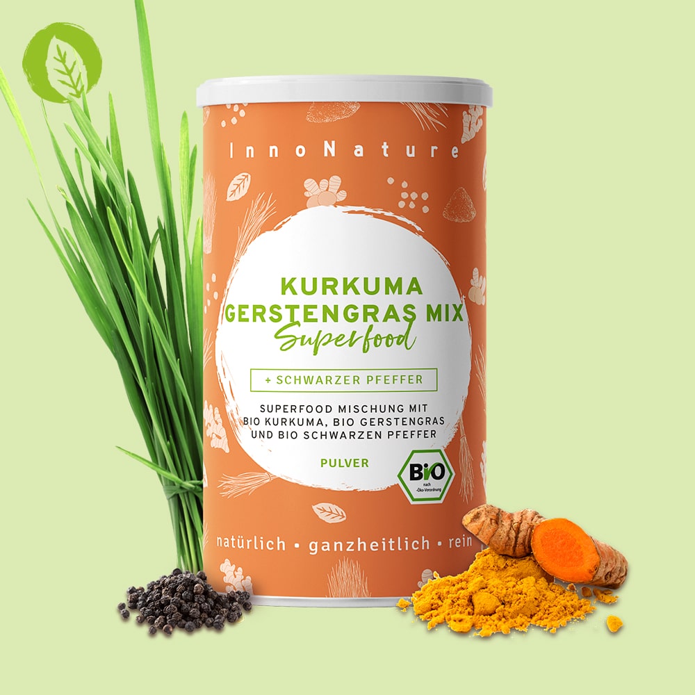 orange-dose-vor-gruenem-hintergrund-davor-gerstengras-kurkumaknolle-und-pfeffer-um-zu-zeigen-was-in-der-dose-enthalten-ist