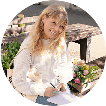 Julia mit Einkaufstüte