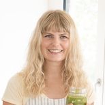 Julia lächelt in die Kamera
