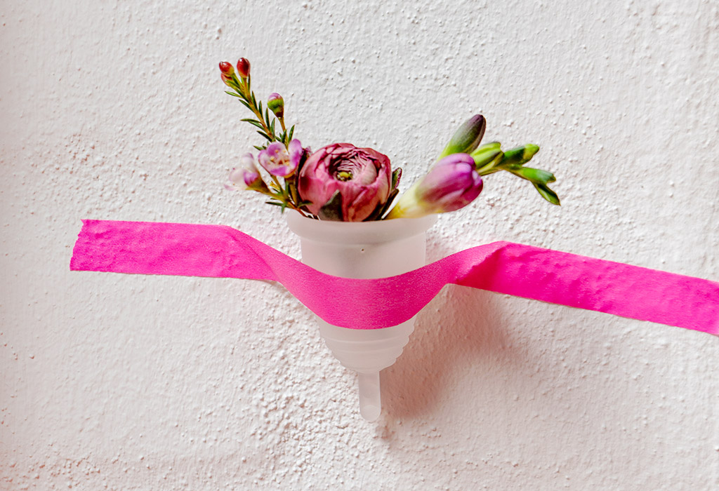  Fleurs dans une coupe menstruelle.