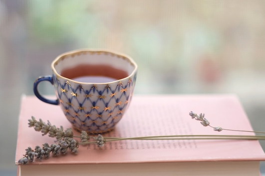 Teetasse vor verschommenem Hintergrund