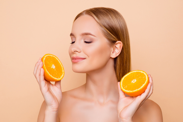 blonde-frau-mit-orangen-augen-geschlosse-strahlende-gesunde-haut