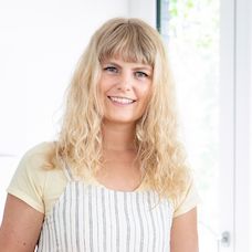 blonde-frau-laechelt-in-die-kamera