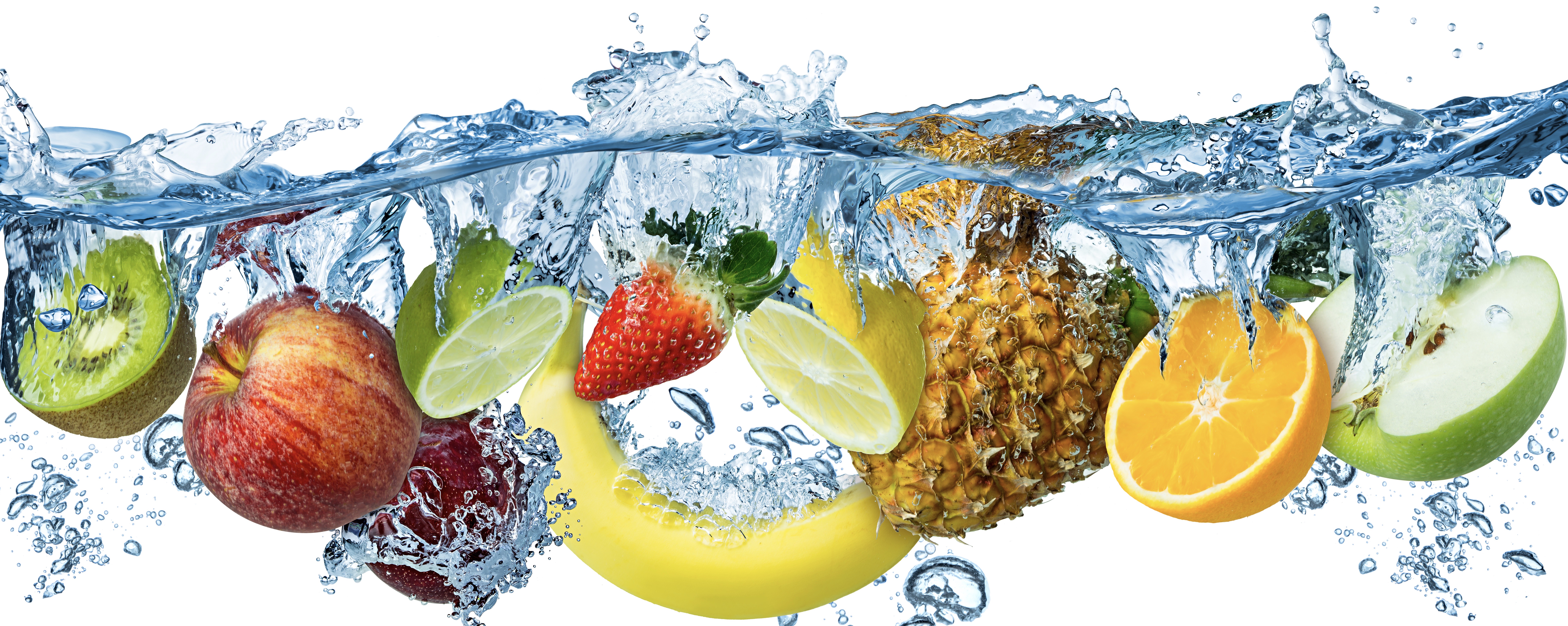 Multi fruits frais plongés dans l'eau
