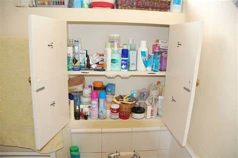 bathroom cleaning declutter