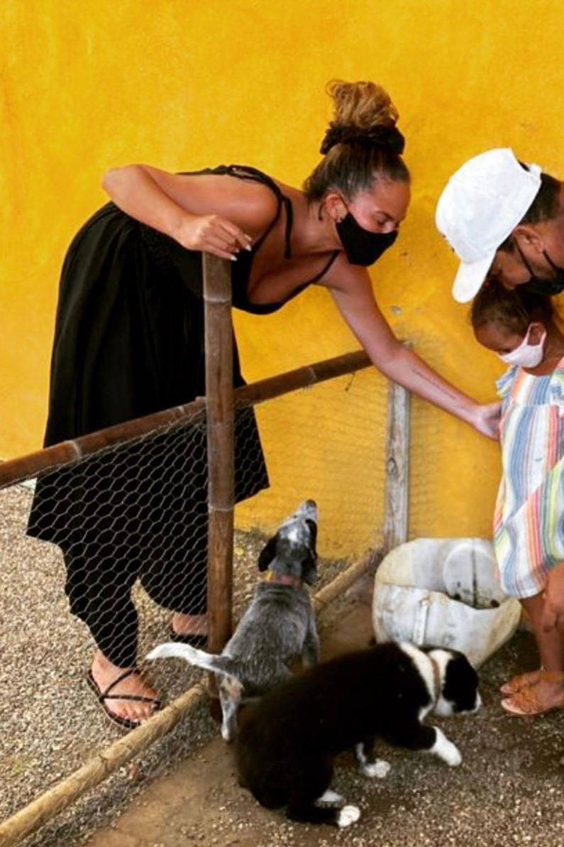 Chrissy Teigen S Slouchy Black Jumpsuit July 20 2020 Style Representative