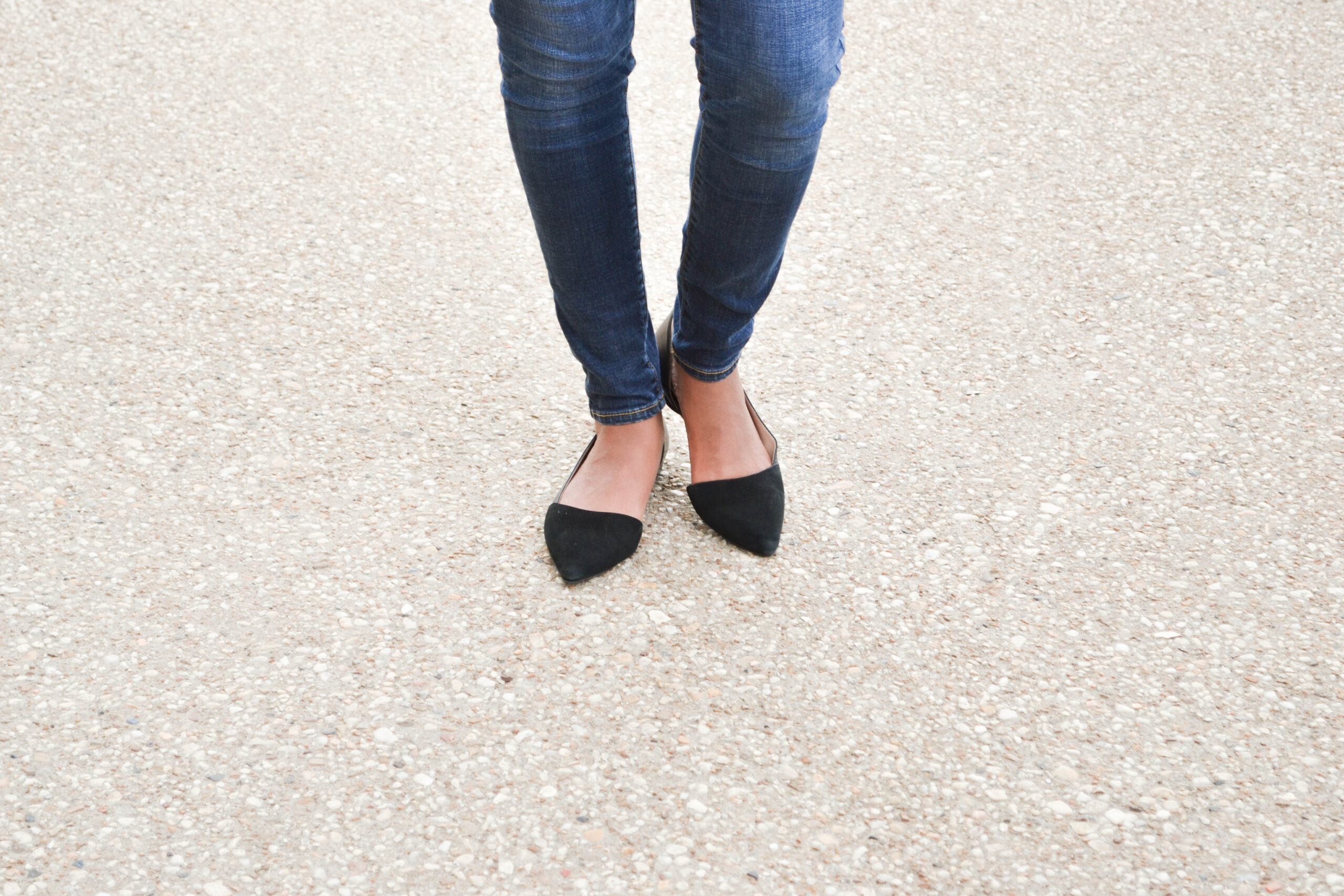 skinny jeans, woman walking, taking steps, black pointed shoes, tografy, photography business management