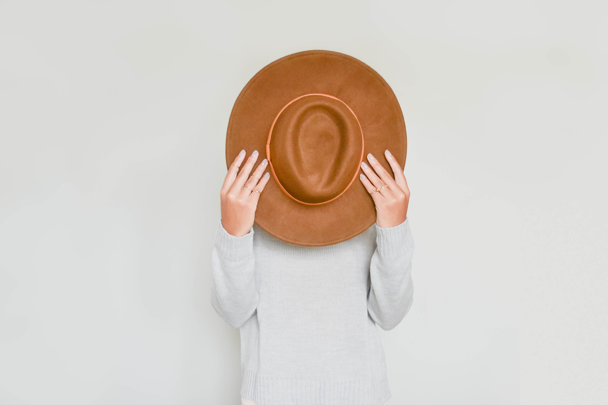 woman hiding behind hat, brown hat, wide brimmed hat, tografy, photography business management
